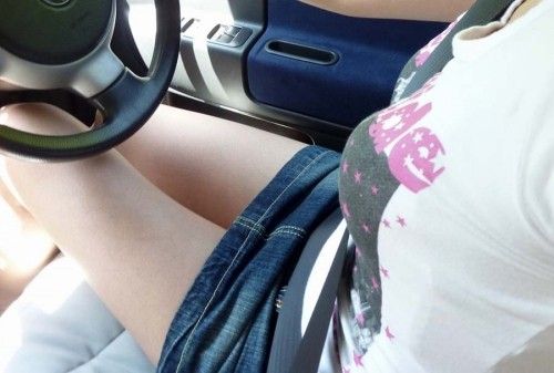 車内ミニスカ女の美脚でパンチラ真隣で見られたらレイプしなくてもエロ目線で見てしまうエロ画像