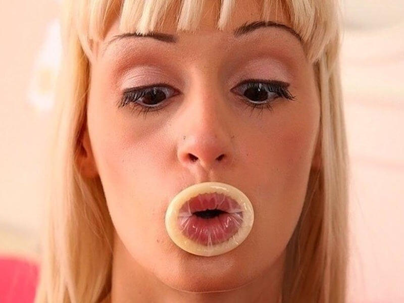 外国人女性が口でコンドームをくわえてぶら下げたり引っ張ったりしてる咥えゴム画像のまとめですよ。エロ画像